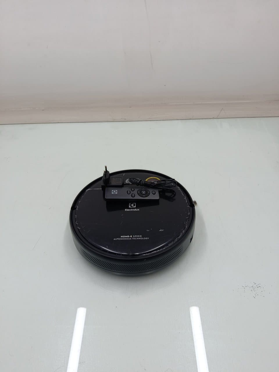 Miniatura 1 de Robo Aspirador De Po Electrolux Erb10 3 Em 1 Com Sensor Antiqueda - Preto