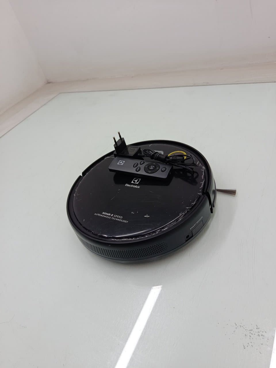 Miniatura 2 de Robo Aspirador De Po Electrolux Erb10 3 Em 1 Com Sensor Antiqueda - Preto