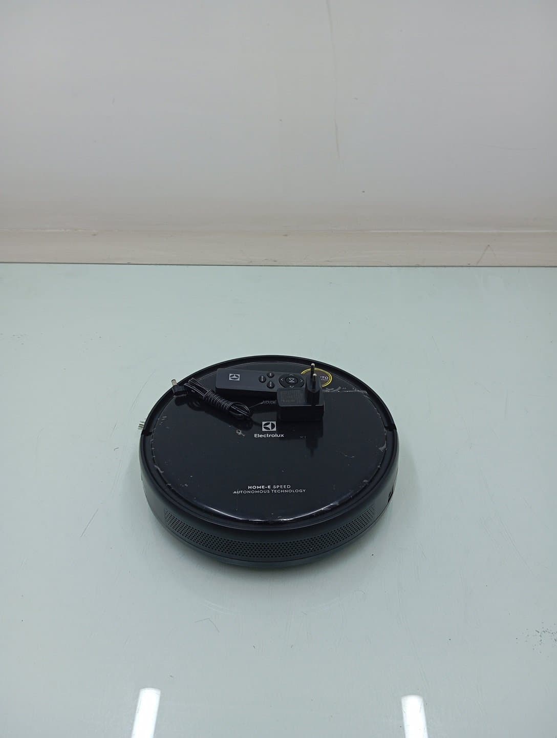 Miniatura 1 de Robo Aspirador De Po Electrolux Erb10 3 Em 1 Com Sensor Antiqueda - Preto