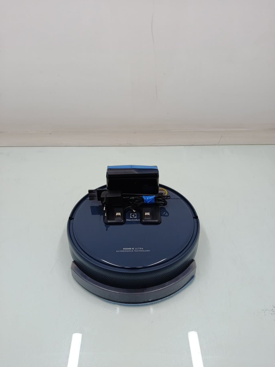 Miniatura 1 de Robo Aspirador De Po Electrolux Erb40 Home-e Ultra Experience Com Autonomous Technology - Preto