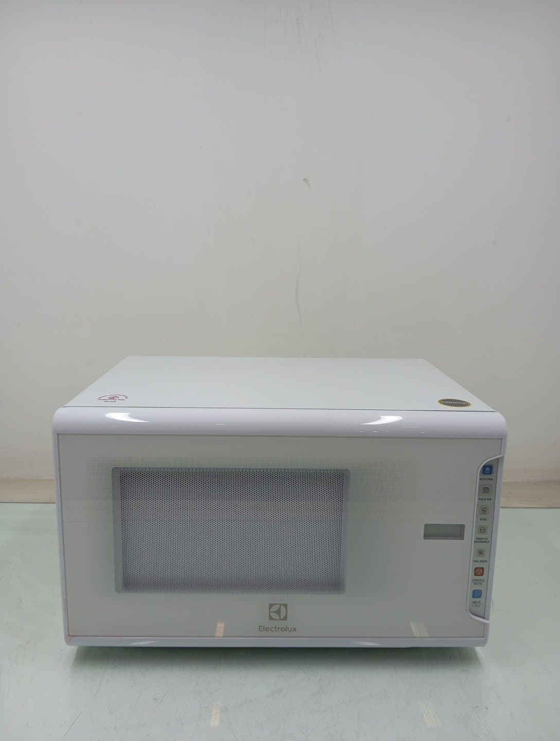 Miniatura 1 de Micro-ondas Electrolux Mi41t 31litros Com Painel Integrado - Branco